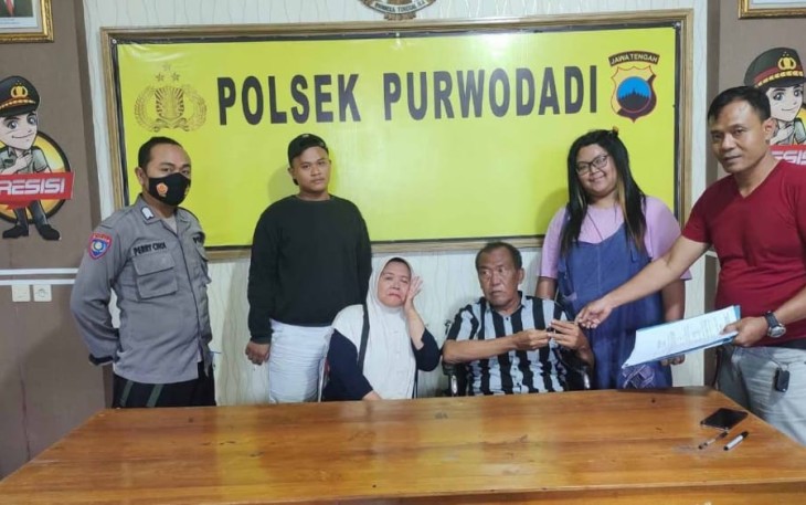 Polsek Purwodadi saat memberikan keterangan mengenai anak hilang 