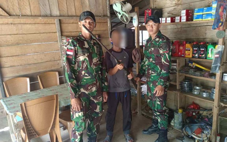 Penyerahan senpi rakitan warga perbatasan