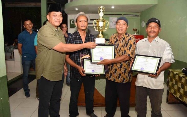 Danrem 023 KS Kolonel Inf Dodi Triwinarto saat memberikan piala dan piagam turnamen gaple domino