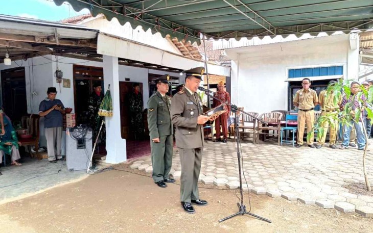 Danramil saat menyampaikan sambutan dalam pemakaman purnawirawan TNI 