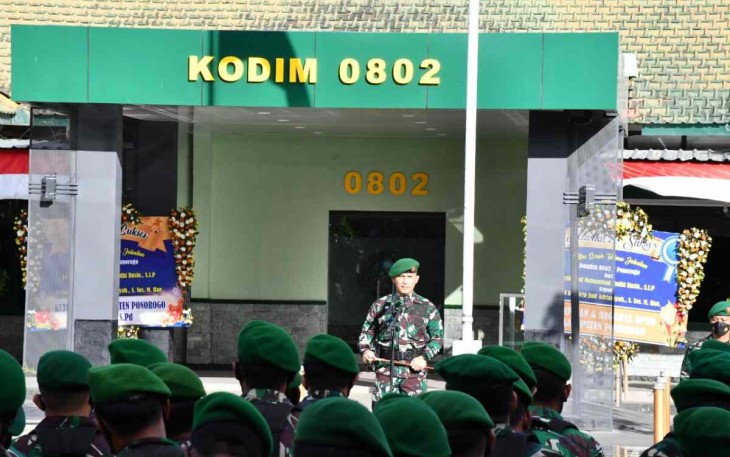 Dandim Ponorogo saat memberikan jam komandan