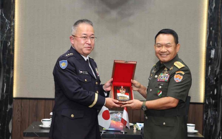 Kasad Jenderal TNI Dudung Abdurachman saat bertukar cenderamata dengan Kasad Jepang di Mabesad