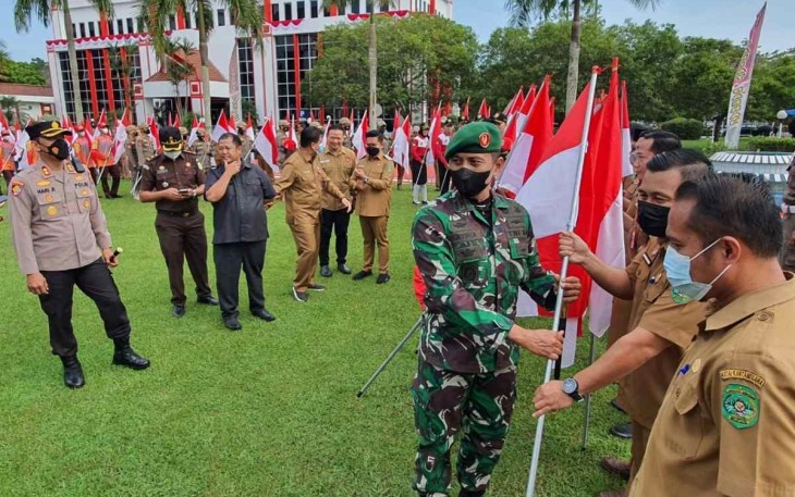 Dandim 0906/Kkr Letkol Inf Jeffry Satria saat penyerahan bendera merah-putih secara simbolis 