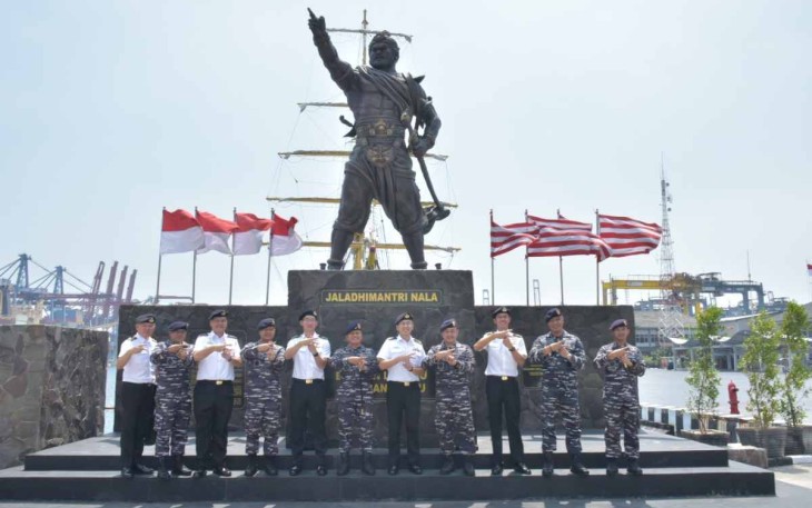 Swafoto jajaran Kolinlamil bersama delegasi angkatan laut Singapura 