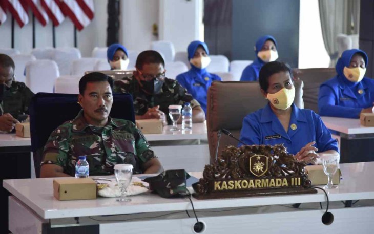 Kaskoarmada III Laksamana Pertama TNI Yeheskiel Katiandagho saat mengikuti kick off percepatan penurunan stunting 