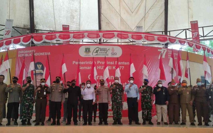 Swafoto saat ceremony gerakan pembagian 10 Juta Bendera merah putih 