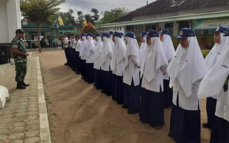 Sertu Abdul Rahman saat memberikan latihan PBB siswa SMPN Ar Rahman 