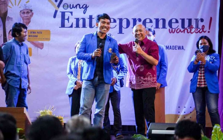 Menteri Teten saat bersama mahasiswa universitas Warmadewa Denpasar Bali