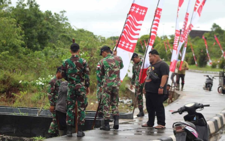 Satgas perbatasan saat bersihkan sekitar PLBN Badau
