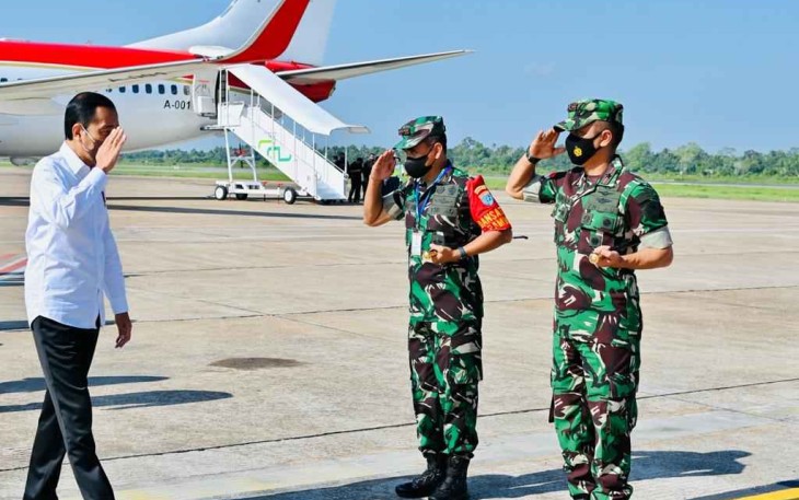 Danrem 121/Abw saat menyambut Presiden Jokowi 