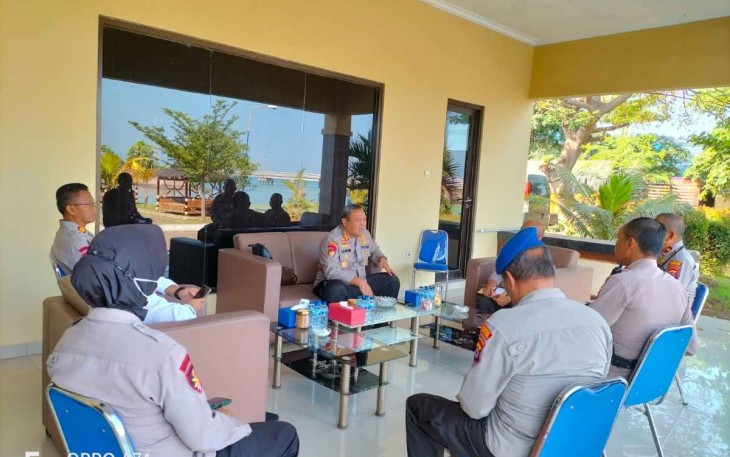 Dirpolairud Polda Banten Kombes Giuseppe Reinhard Gultom saat memberikan arahan jajarannya 