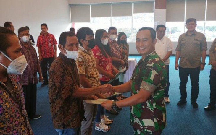 Dandim 1310/Bitung Letkol Arm Yoki Efriandi saat menyerahkan sertifikat kepada masyarakat