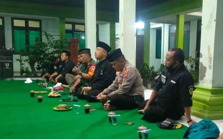 Danramil 13/Kebonsari saat acara cangkrukan di pendopo kecamatan Kebonsari 