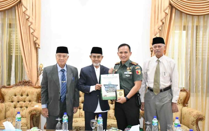 Dandim Ponorogo saat menerima cenderamata dari pondok modern Darussalam Gontor 