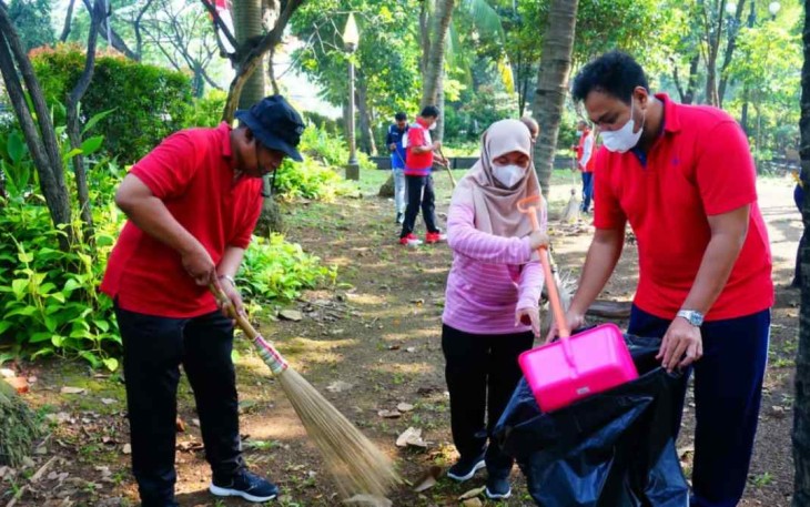 Jajaran Kanwil Kemenkumham Banten saat membersihkan taman makam pahlawan 