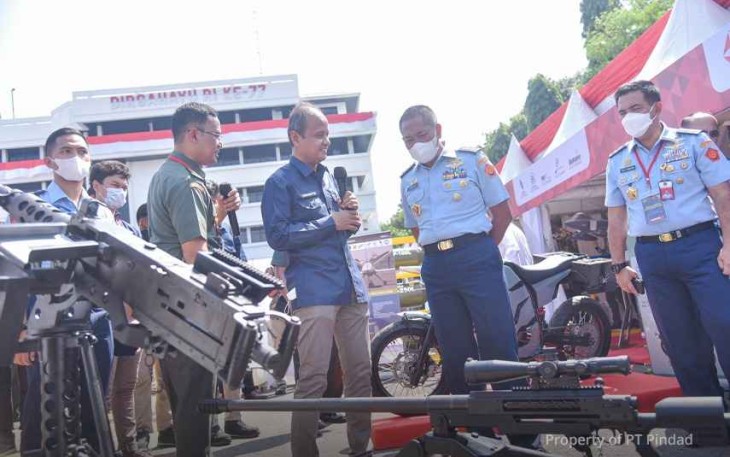 Sekjen Kemhan RI Marsdya TNI Donny Ermawan Taufanto saat menerima pemaparan produk alutsista dalam Pekan Litbang Pertahanan di Jakarta 