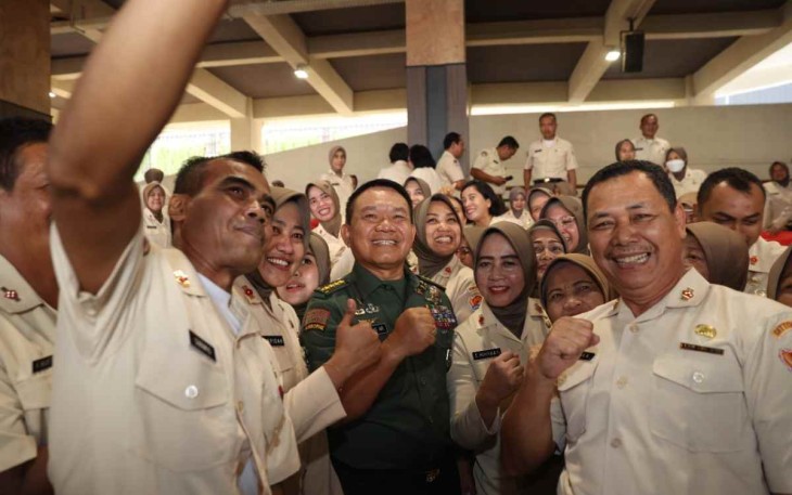 Kasad Jenderal TNI Dudung Abdurachman bersama PNS TNI AD di Mabesad