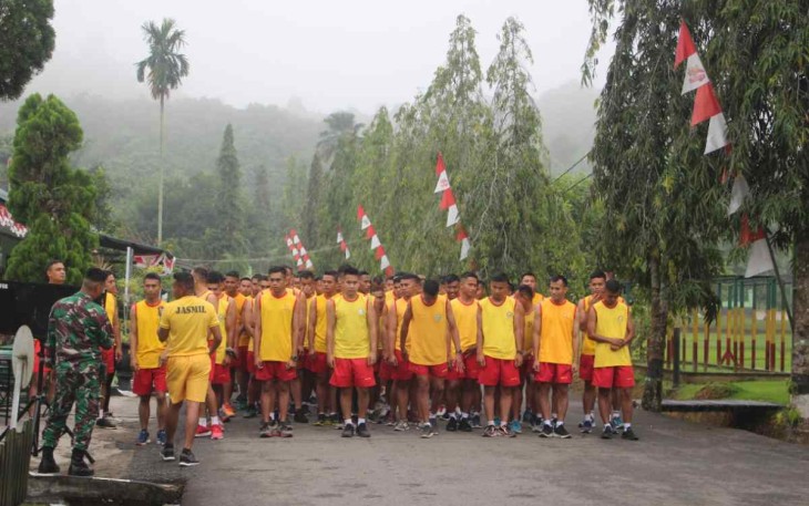 Prajurit Yonif 611/Awang Long meningkatkan fisik dengan berlari 10 Km
