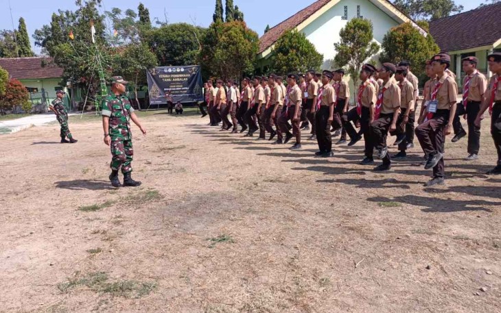 Pelda Mulyono saat memberikan pelatihan PBB pelajar SMAN 1 Nglames