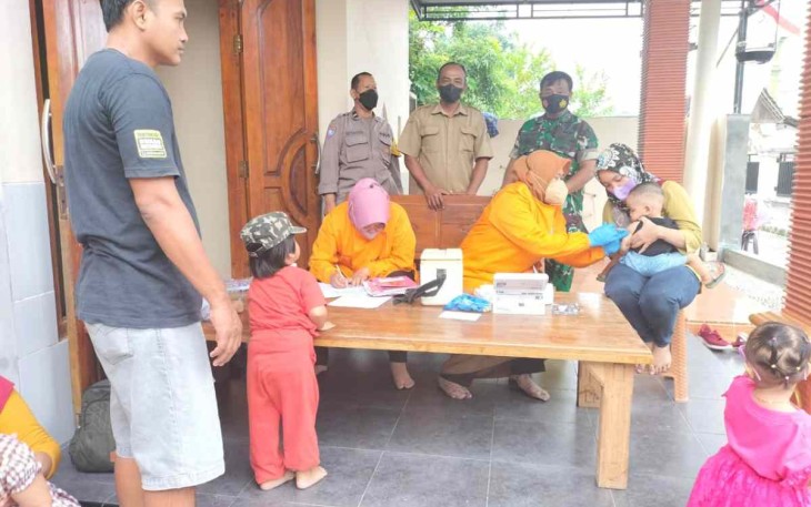 Pelda Khairil Anwar saat mendampingi kegiatan posyandu di wilayah binaan 