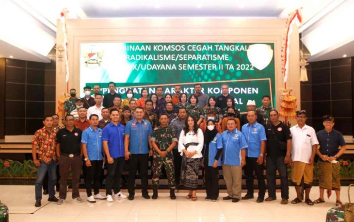 Swafoto peserta komsos di Makodam Udayana 