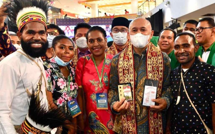MenkopUKM Teten bersama pelaku UMKM di Bandung