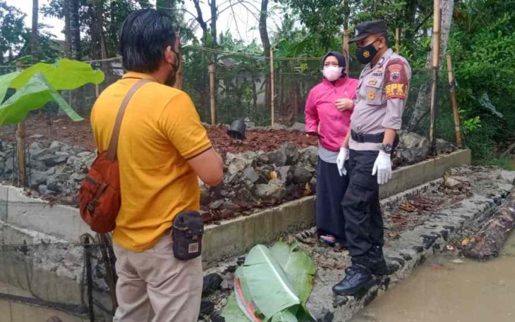 Polisi saat cek lokasi penemuan jasad bayi dipekarangan rumah warga 