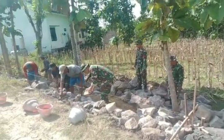 Kerja bakti bersama warga bangun pondasi musholla 