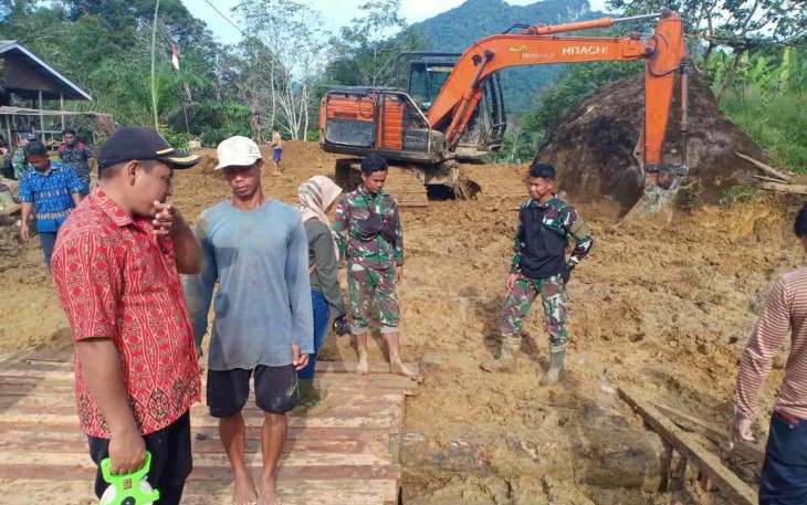 Pembangunan jalan penghubung desa Bahenap salah satu sasaran fisik TMMD Regtas Ke-114 Kodim 1206/Putussibau 