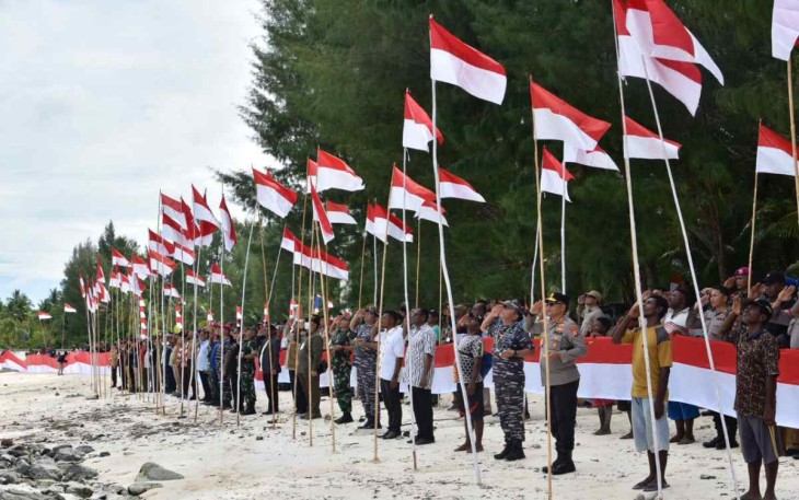 77 Bendera Merah Putih Berkibar di Pulau Fani