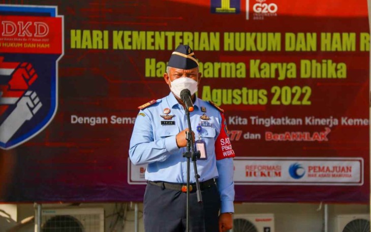 Tejo Harwanto saat memimpin apel pagi pegawai