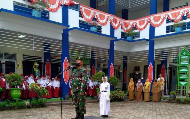 Sertu Murdianto saat menjadi irup di Sekolah Dua SD Satu Atap 