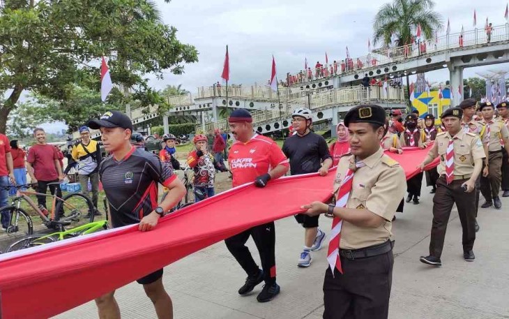 Antusias masyarakat Tenggarong saat kirab bendera merah putih 