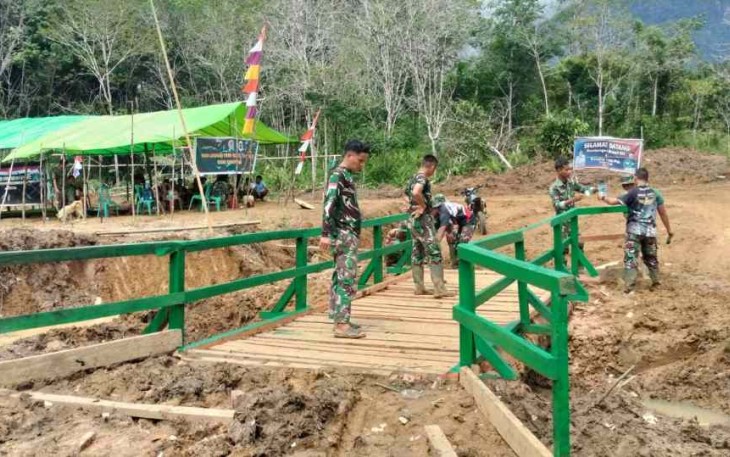 Pengecetan jembatan sasaran fisik TMMD Regtas Ke 114 Kodim 1206/Putussibau di desa Bahenap 