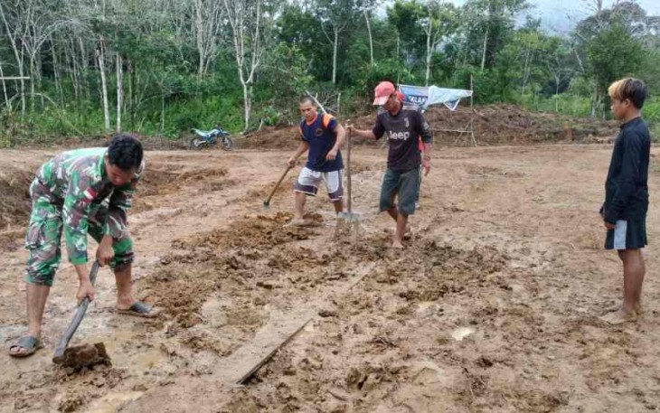 Pembangunan sasaran fisik membuka akses jalan TMMD Ke 114 Kodim 1206/Putussibau di desa Bahenap 