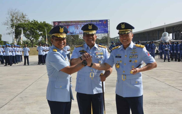 Pangkoopsud II Marsekal Muda TNI Widyargo Ikoputra foto bersama usai sertijab Danlanud Iswahjudi 