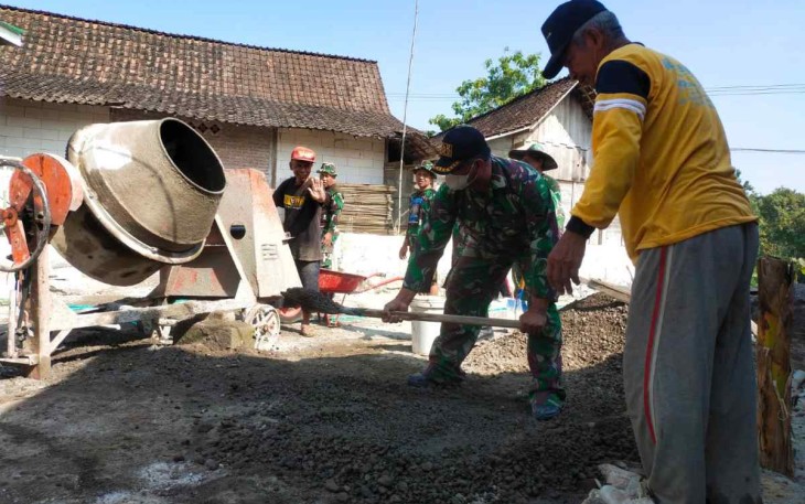 Serda Nanang saat bantu bangun rumah warga binaannya