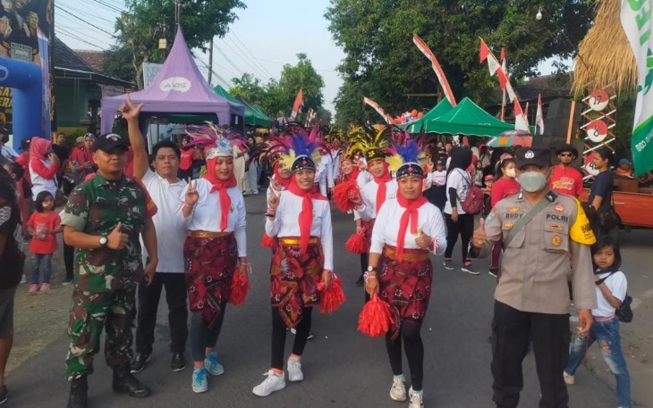 Kapten Inf Misto saat pawai budaya di desa Bakut