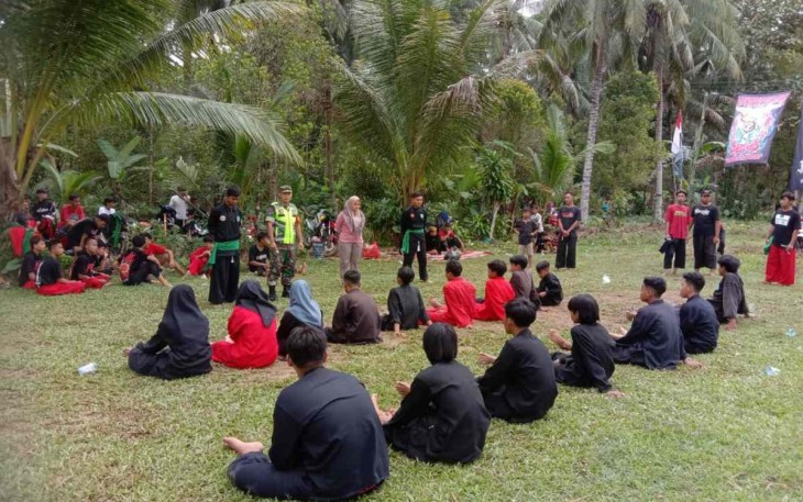 Sertu Mustahid saat mengamankan kegiatan ujian kenaikan tingkat perguruan pencak silat