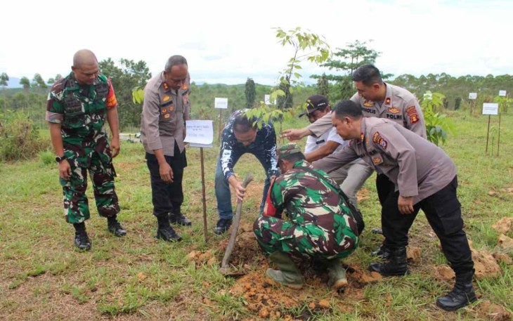 Dandim 0913/PPU saat tanam pohon peringati HUT IMBI Ke-35