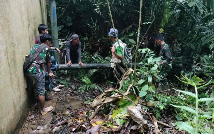Satgas Yonarmed 19/105 Trk Bogani saat membersihkan jalur air di perbatasan 