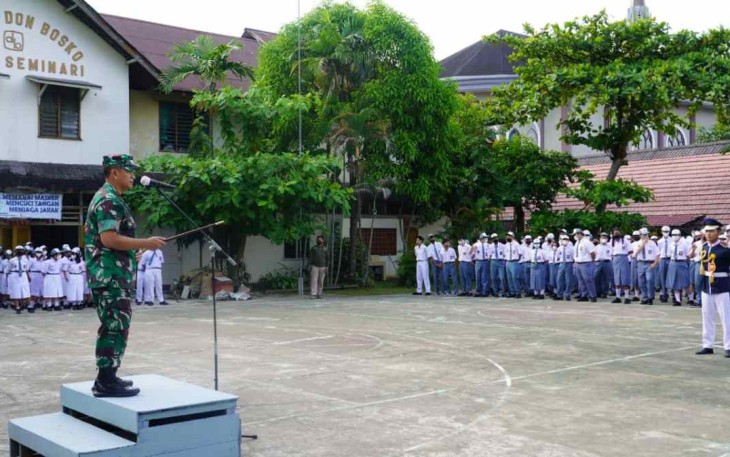 Danrem 091/ASN Brigjen TNI Dendi Suryadi saat memberikan pengarahan 