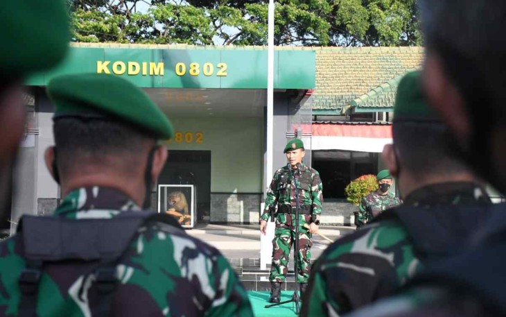 Dandim 0802/Ponorogo Letkol Inf Hirta Juni Adriansyah saat memberikan jam komandan