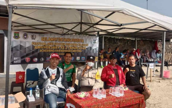 Bhabinkamtibmas Kel Jombang saat monitoring Festival Mini Soccer SSB Igor 