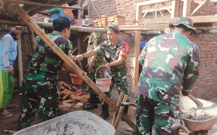 Gotong-royong bantu bangun rumah warga binaan 