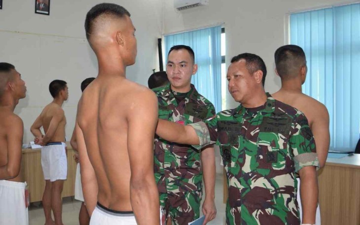 Danlanud Hang Nadim Letkol Pnb Iwan Setiawan saat periksa kondisi casis