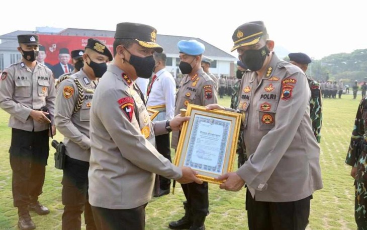 Kapolda Jateng Irjen Pol Ahmad Luthfi saat memberikan penghargaan anggotanya