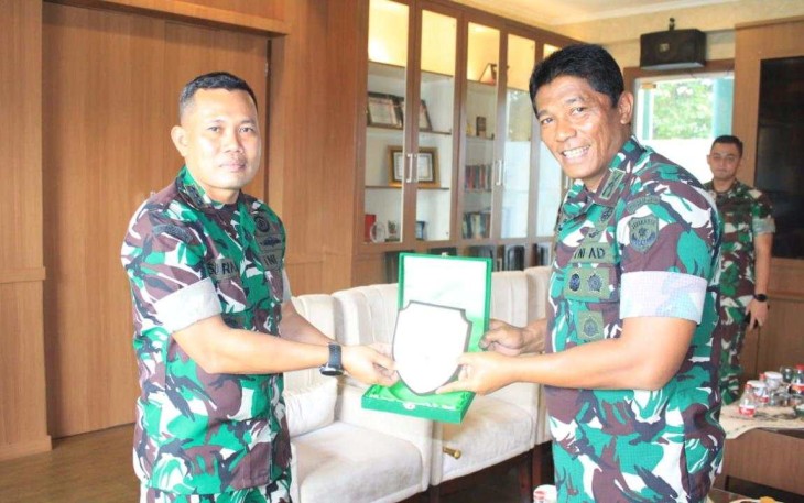Danrindam Jaya Kolonel Inf Ayub Akbar saat menerima cenderamata 