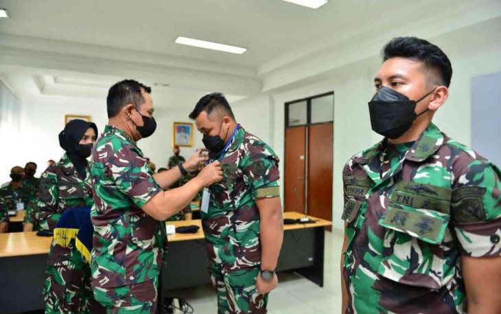 Kadiskum AL saat memberikan piagam pelatihan 
