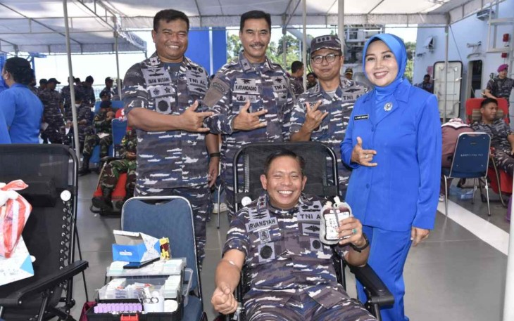 Pangkoarmada III Laksamana Muda TNI Irvansyah saat donor darah bersama jajaran 